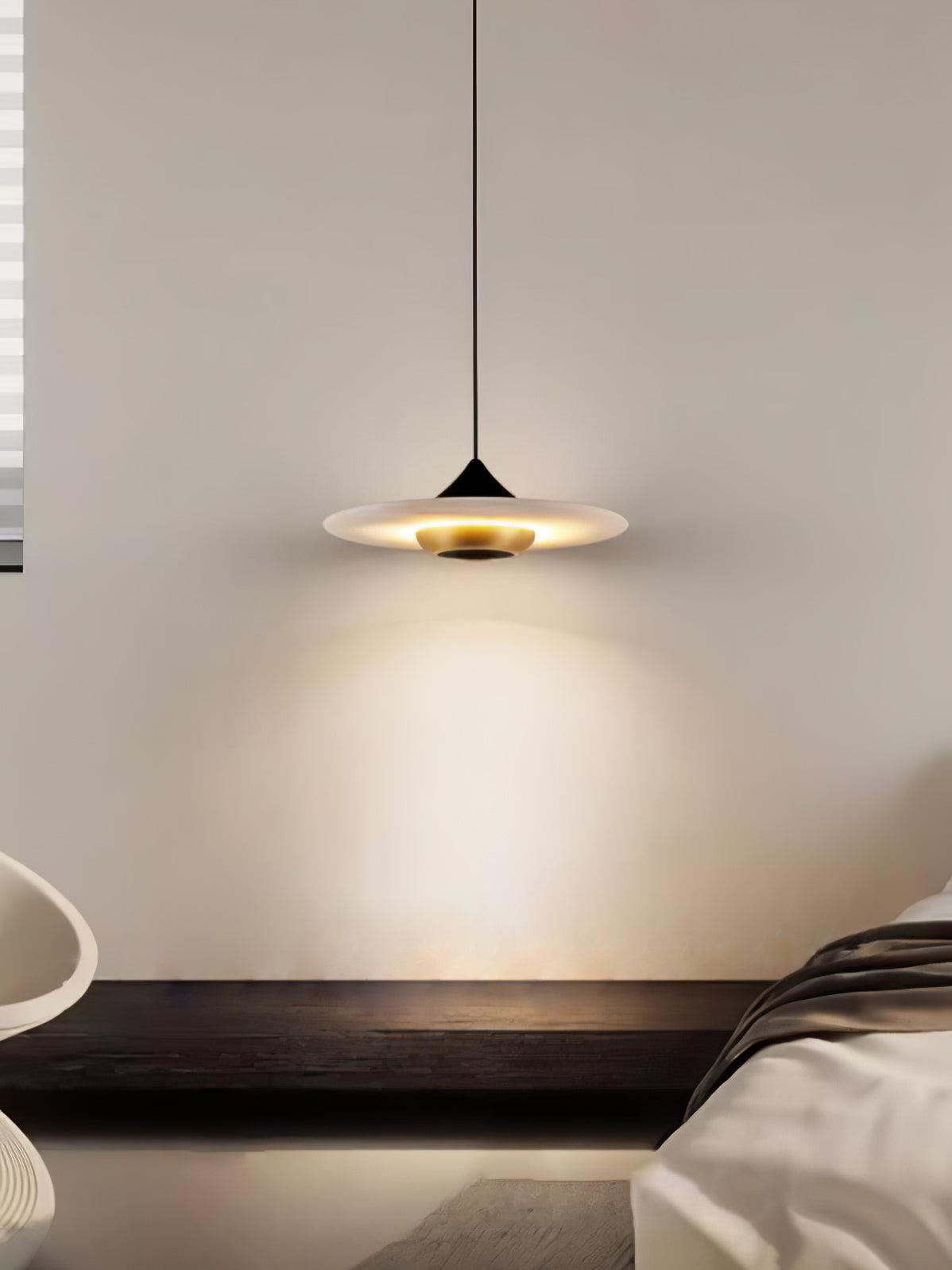 elegante marmeren hanglamp in de vorm van een vliegende schotel