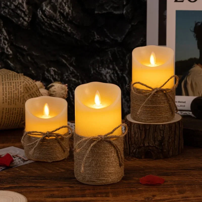 led-kaarsen naast woonaccessoires op een gedekte tafel