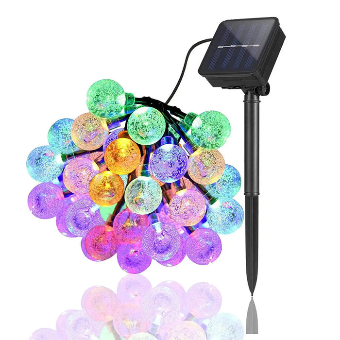 buitenlichtsnoer met zonnepaneel en ledlampjes in decoratieve opstelling