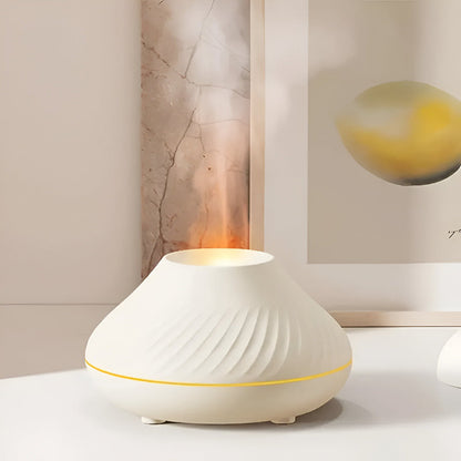Aroma diffuser in gebruik op bureau voor aromatherapie en luchtbevochtiging