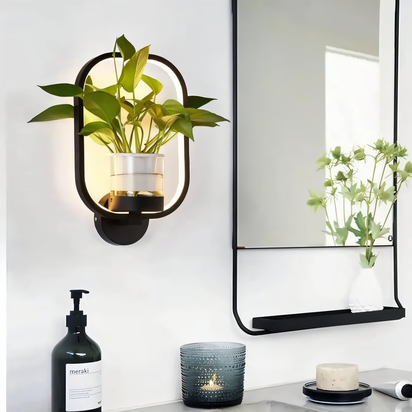 strakke led wandlamp met ijzeren frame en plantenplateau