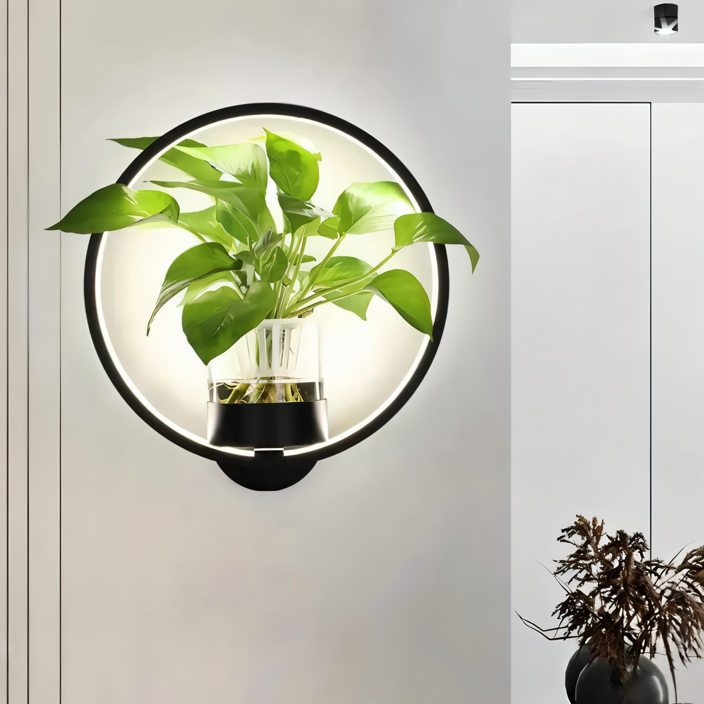 led wandlamp van ijzer met geïntegreerde plantenhouder aan de muur