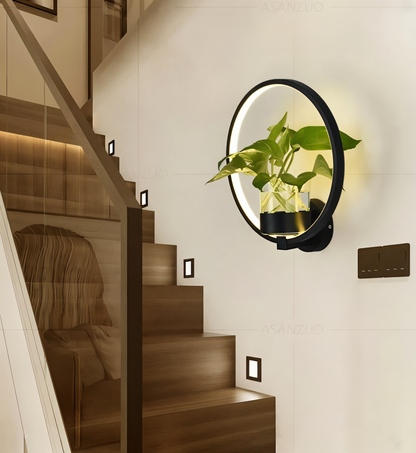 Moderne ijzeren wandlamp met LED-verlichting en ruimte voor een plant