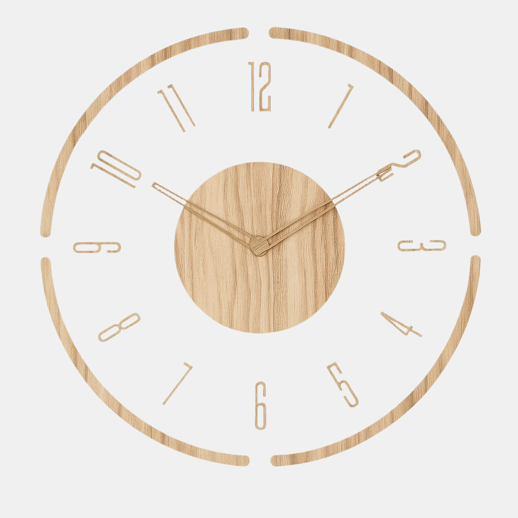 Ronde houten wandklok met acryl wijzerplaat aan een lichte muur
