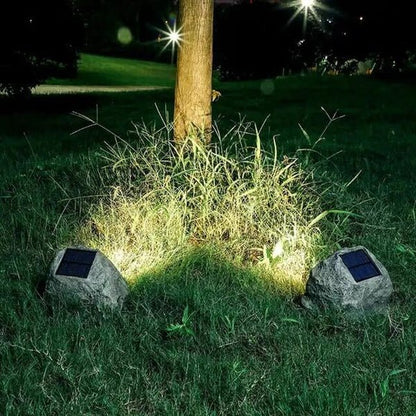 Solar buitenlamp met natuurlijke steenlook op gazon