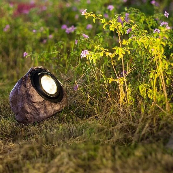steenlook tuinlamp op zonne-energie langs een tuinpad