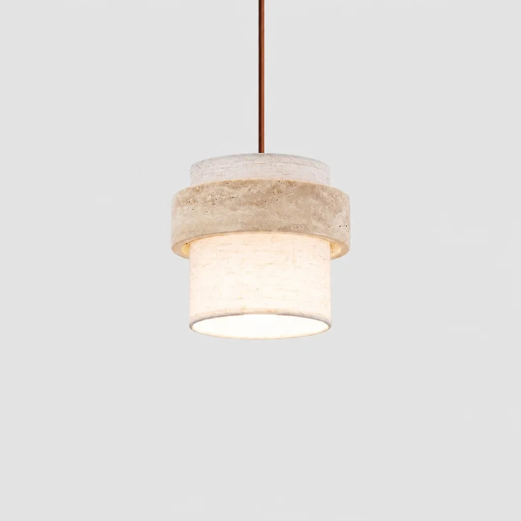 Hanglamp met natuurlijke travertin voet en ronde stoffen kap in wabi-sabi stijl