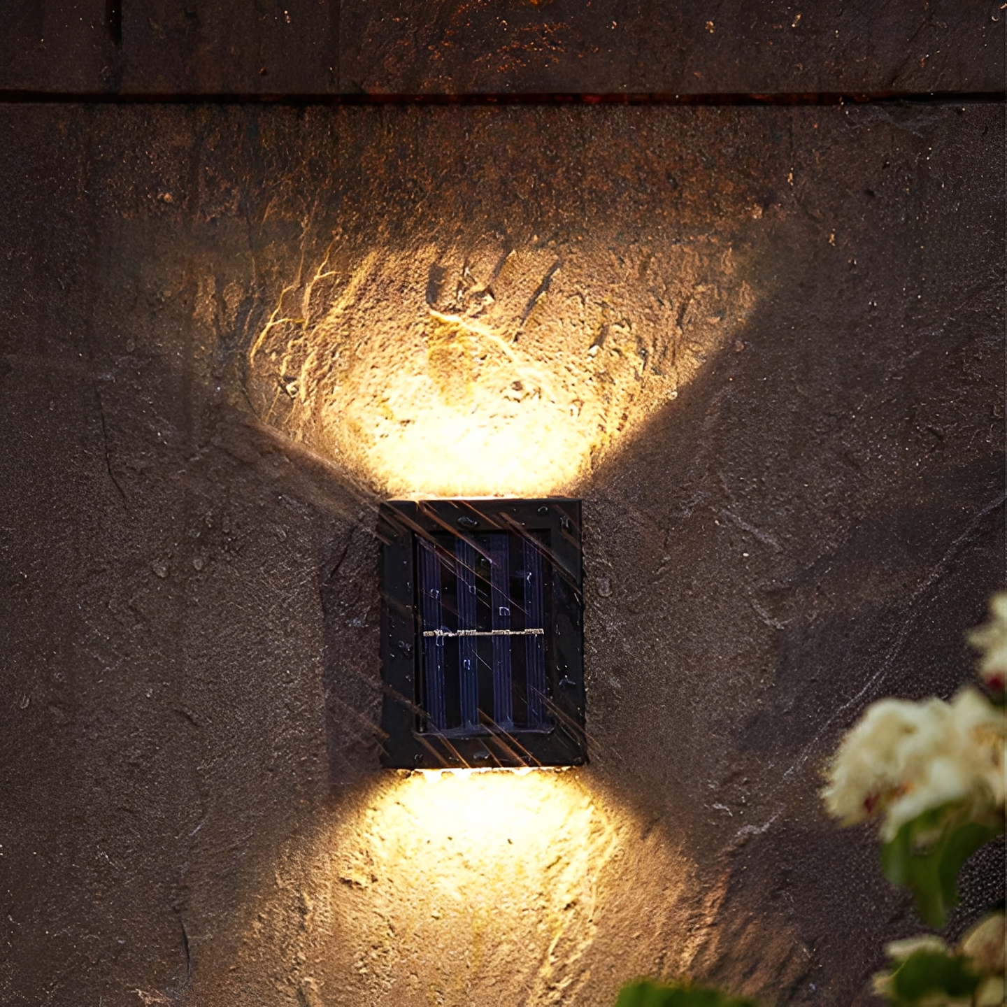 led tuinlamp op zonne-energie geplaatst langs een tuinpad