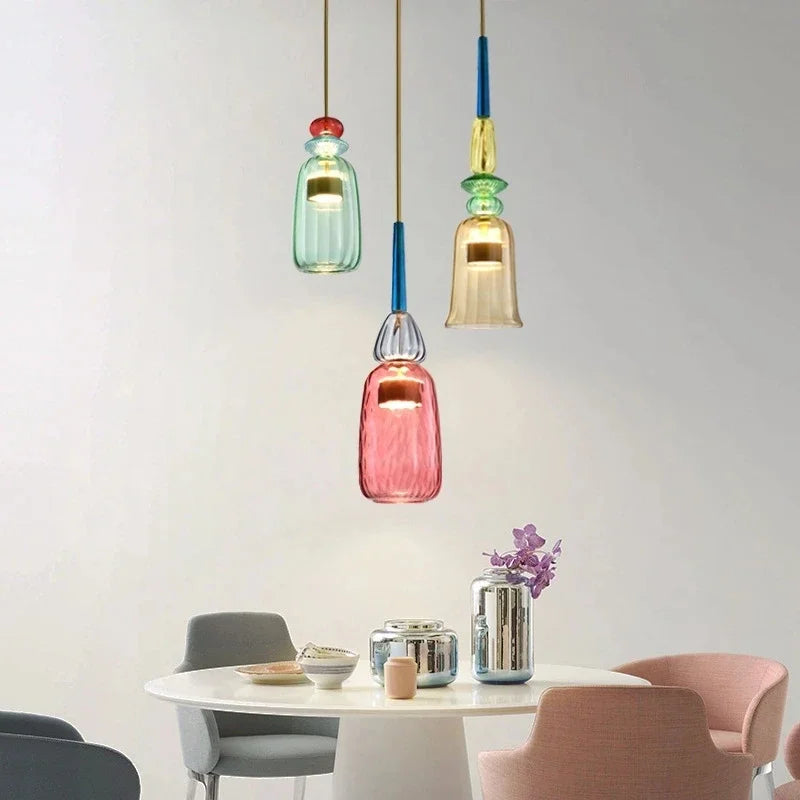 glazen pendellamp met ronde lampenkap en plafondbevestiging
