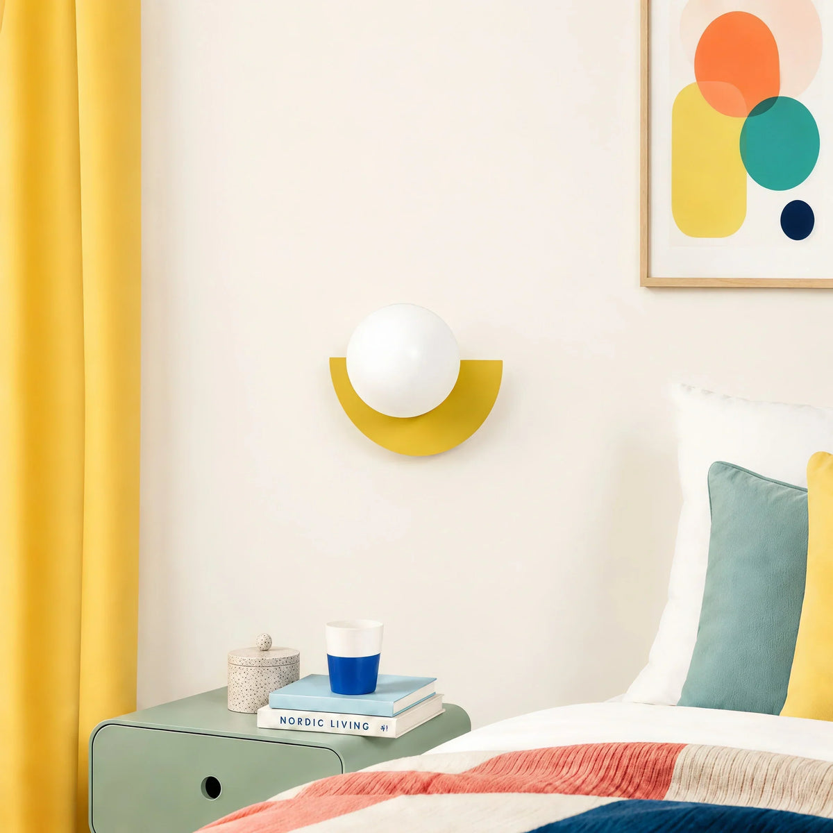 Decoratieve wandlamp met kleurrijk ontwerp aan de muur