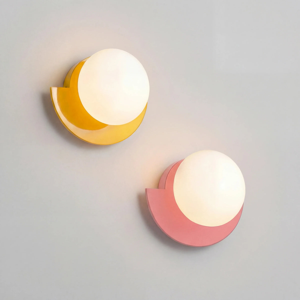 Minimalistische wandlamp die een warme sfeer in de woonkamer creëert