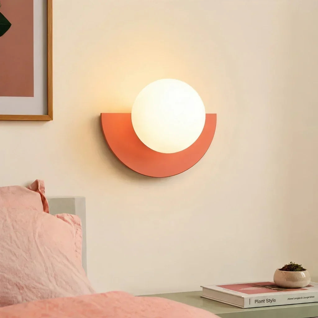 kleurrijke wandlamp als accentverlichting in een modern huis