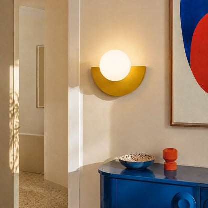 Kleurrijke wandlamp als sfeervolle verlichting in een modern interieur
