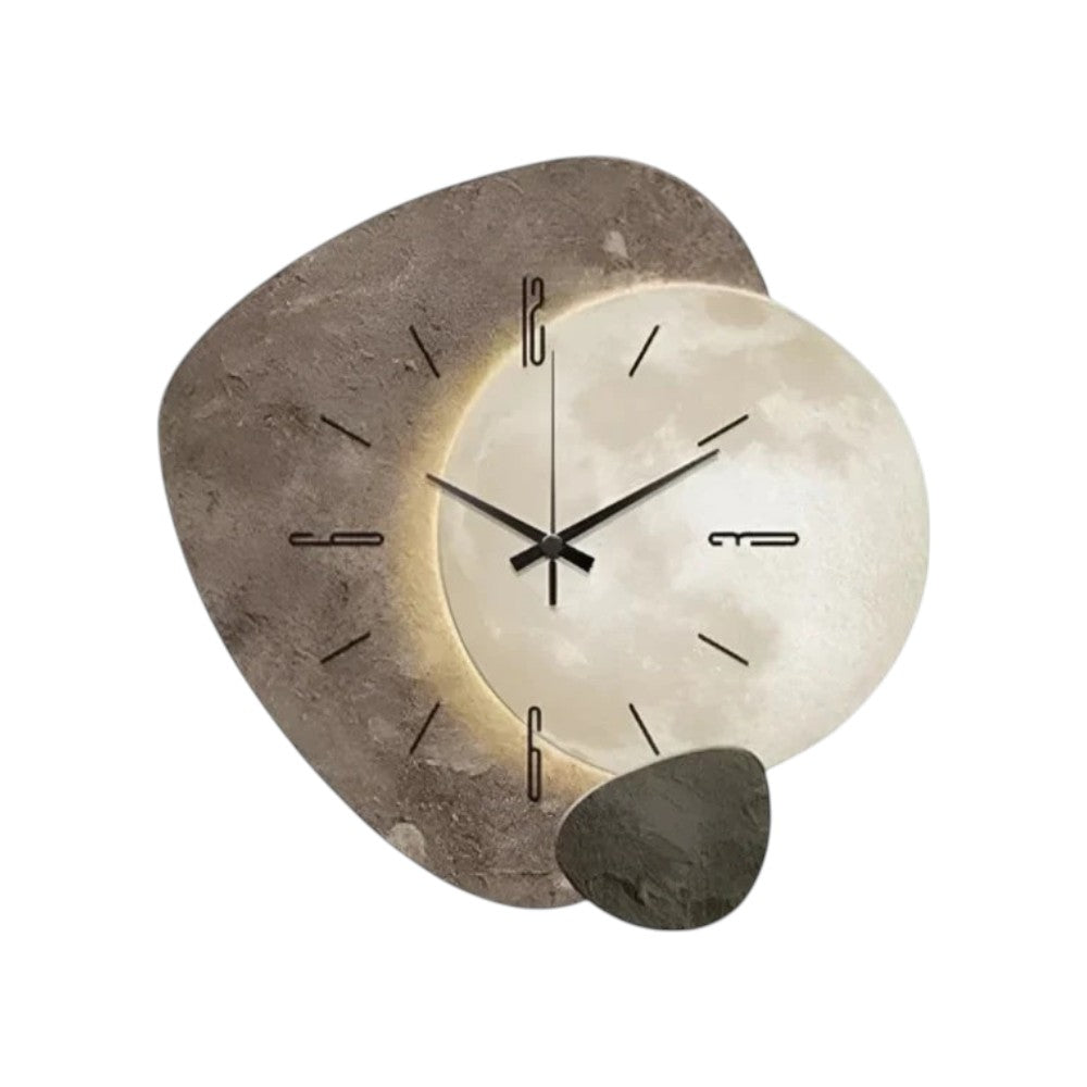 wandklok met organische vorm als decoratief accent in de woonkamer