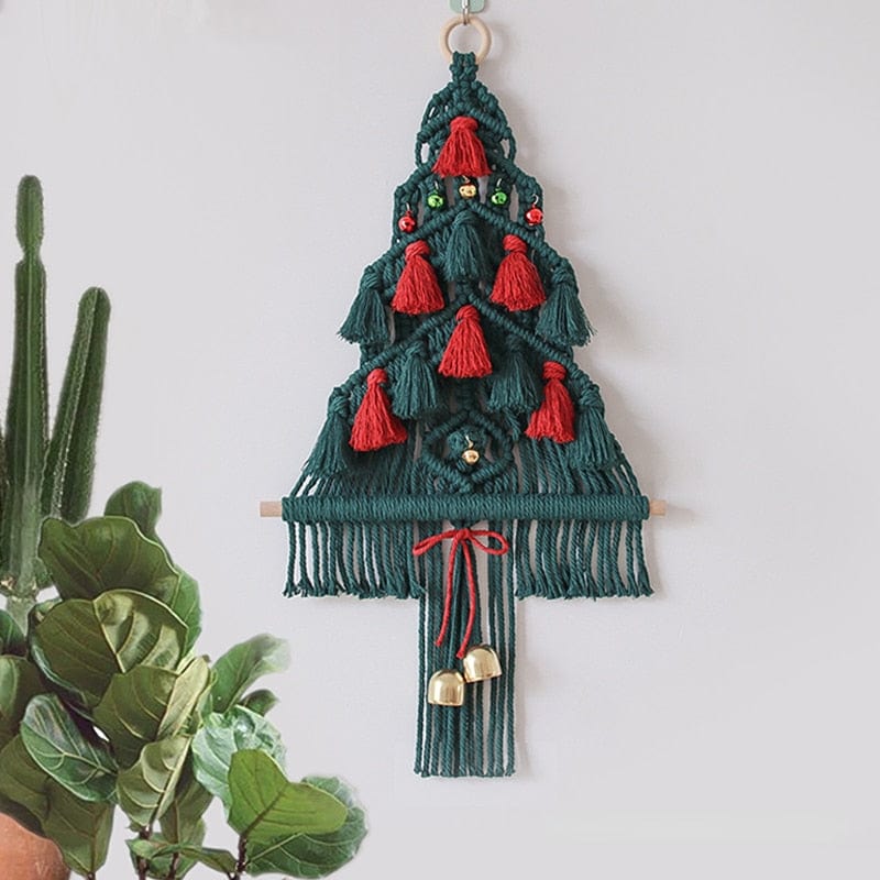 Macramé kerstboom wandhanger in rood en groen aan een lichte muur