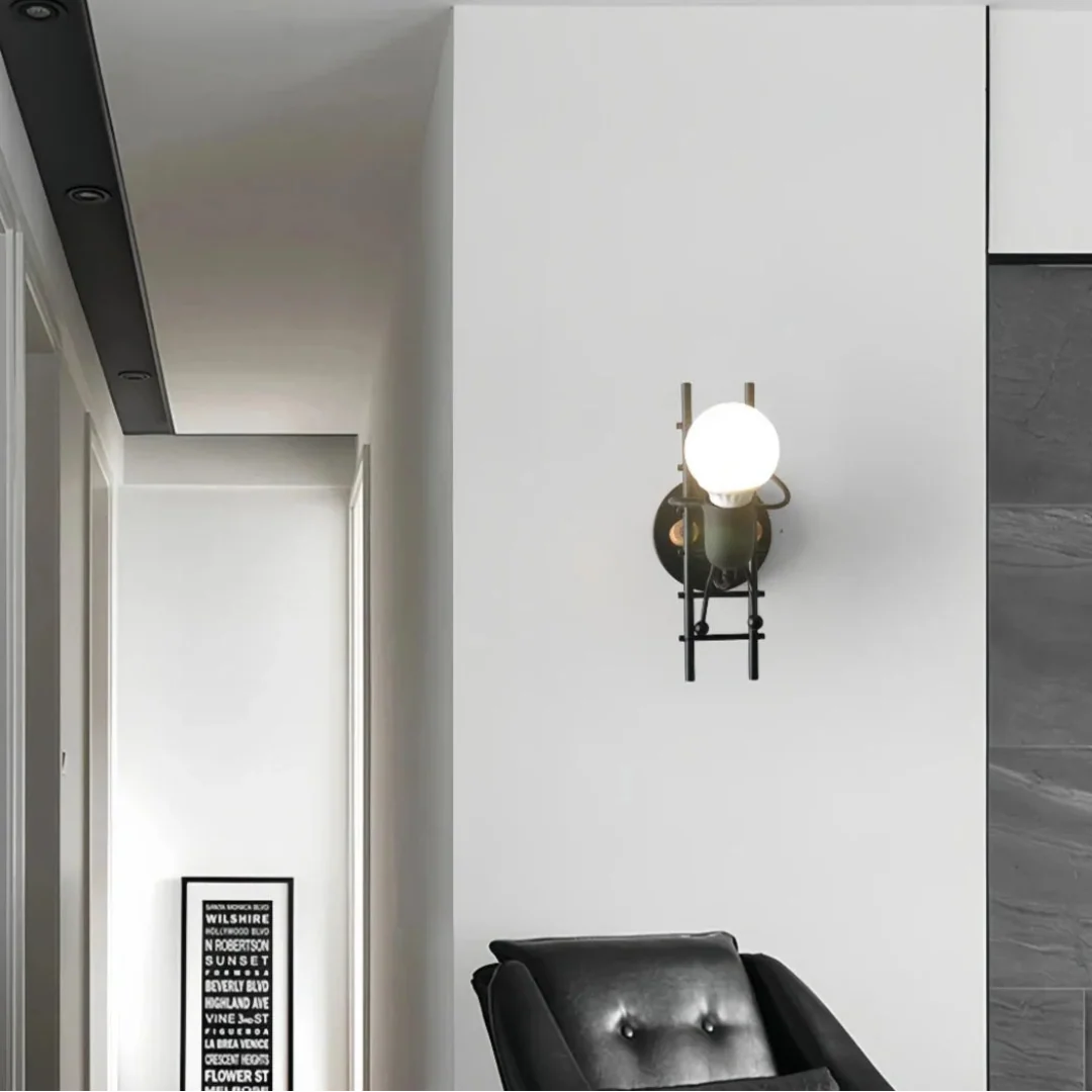 zwarte metalen wandlamp met figuurtje op een ladder voor de kinderkamer