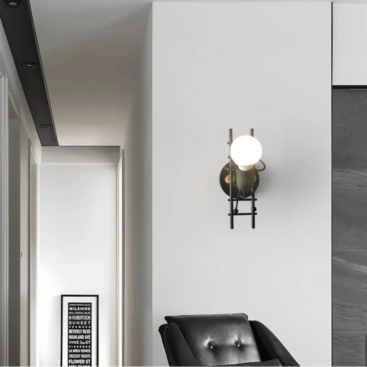 Zwarte metalen wandlamp met figuurtje op een ladder voor de kinderkamer