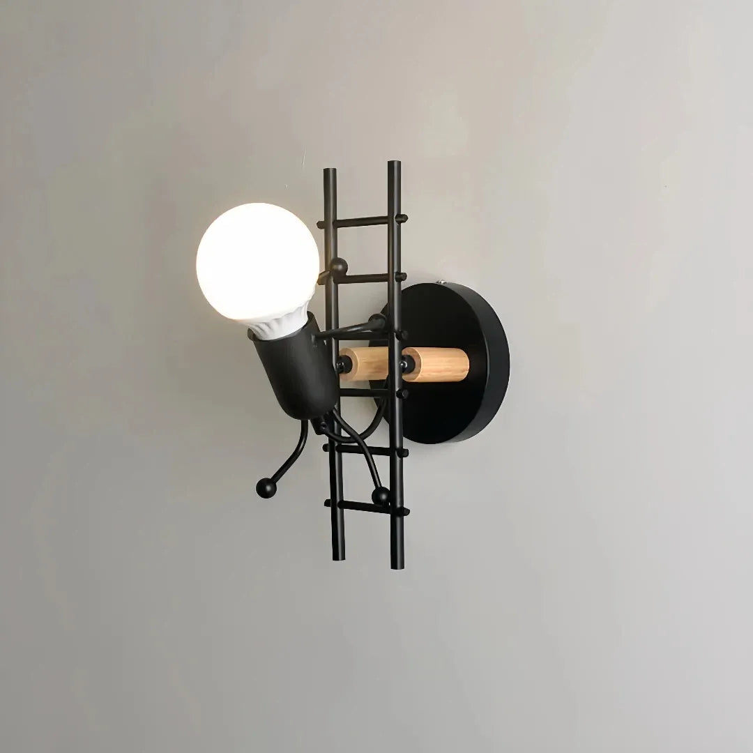 Moderne zwarte wandlamp naast een kinderbed in de kinderkamer