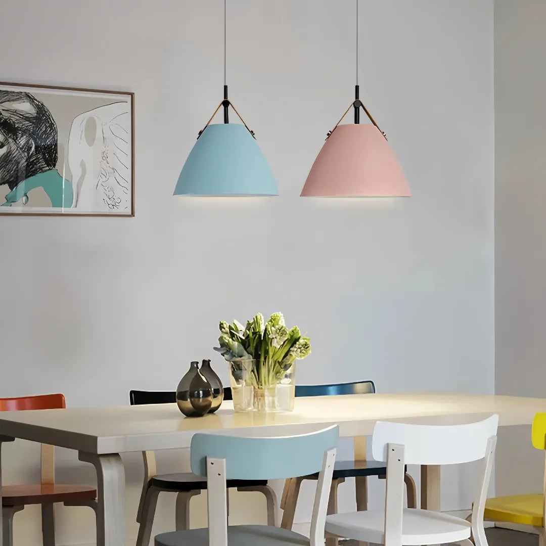 moderne eetkamer-hanglamp van metaal met eenvoudige elegante vorm