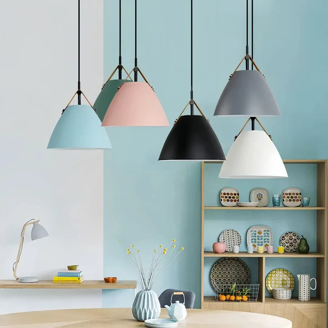 Metalen hanglamp in macaronstijl met ronde kap voor de eetkamer