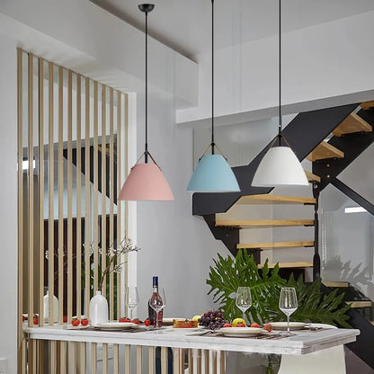 Moderne pendellamp van metaal in macaronstijl aan het plafond