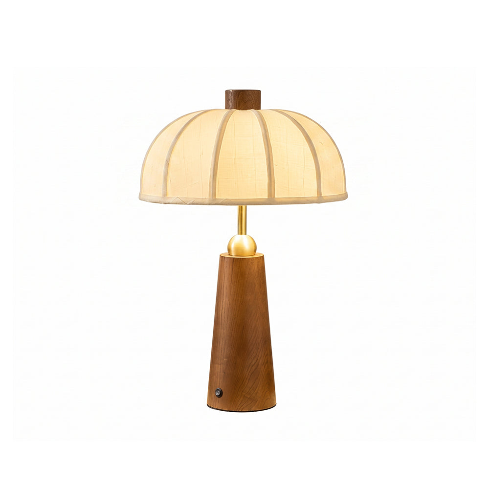 houten tafellamp met beige stoffen kap op witte achtergrond