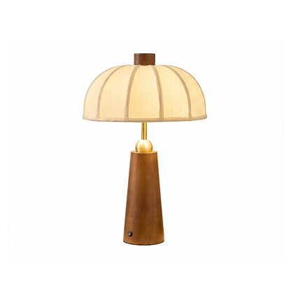 Houten tafellamp met beige stoffen kap op witte achtergrond
