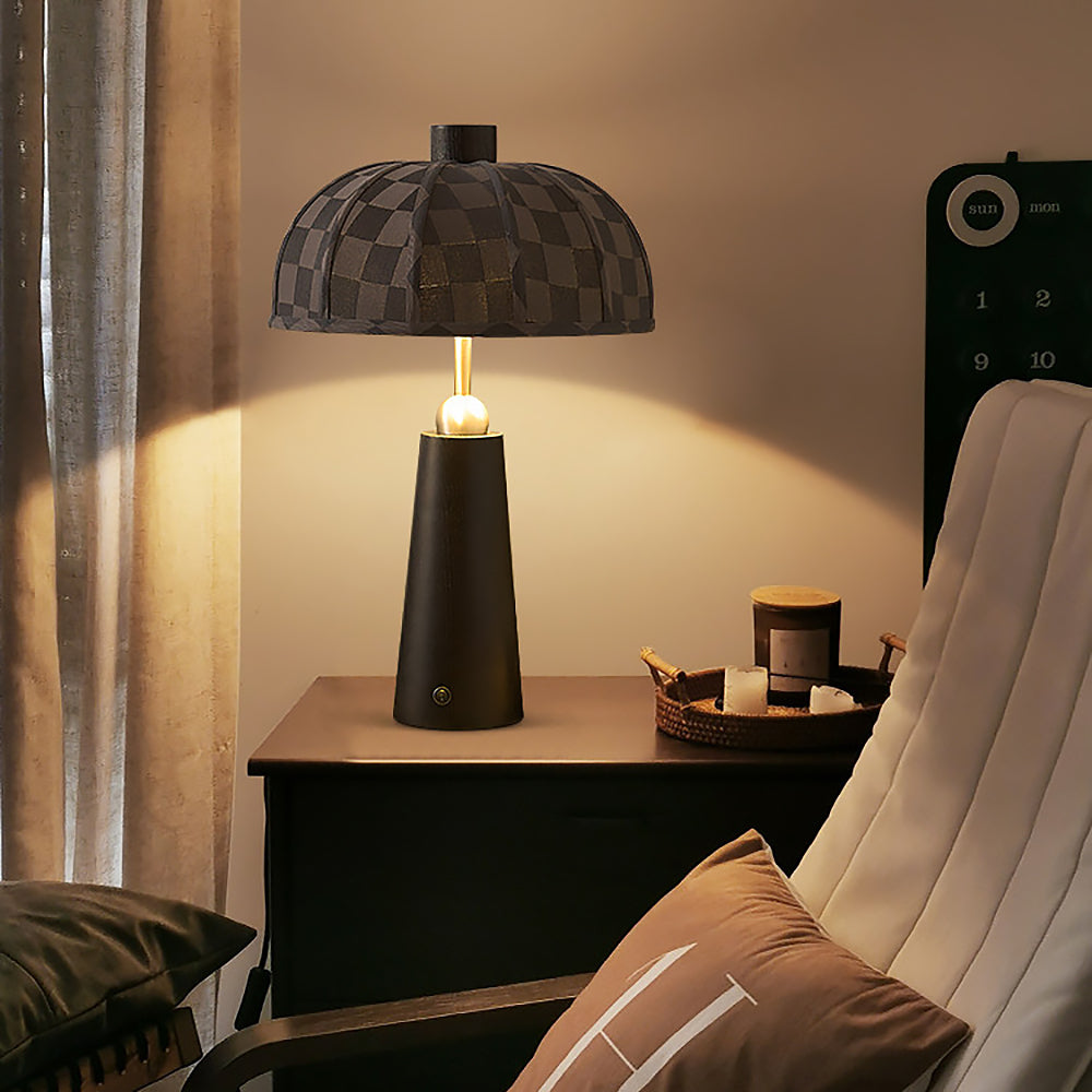 tafellamp hout met stoffen kap, passend in een modern interieur