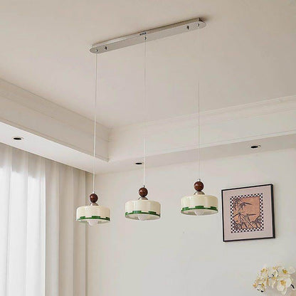 Sfeervolle glazen hanglamp met warm licht in interieur