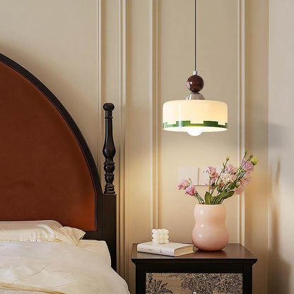 Minimalistische hanglamp van glas met houten detail dichtbij