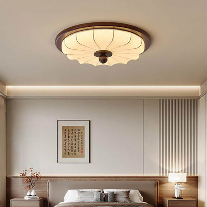 Plafondlamp met stoffen kap en houten rand in hal of entree