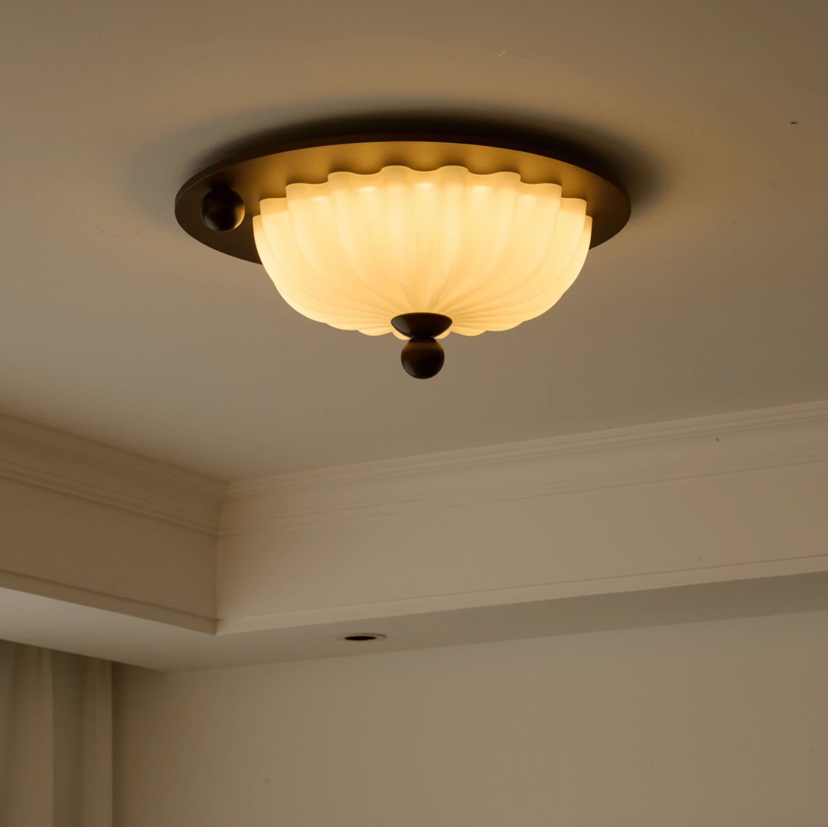 Detail van de plafondlamp met geribbeld glazen kap