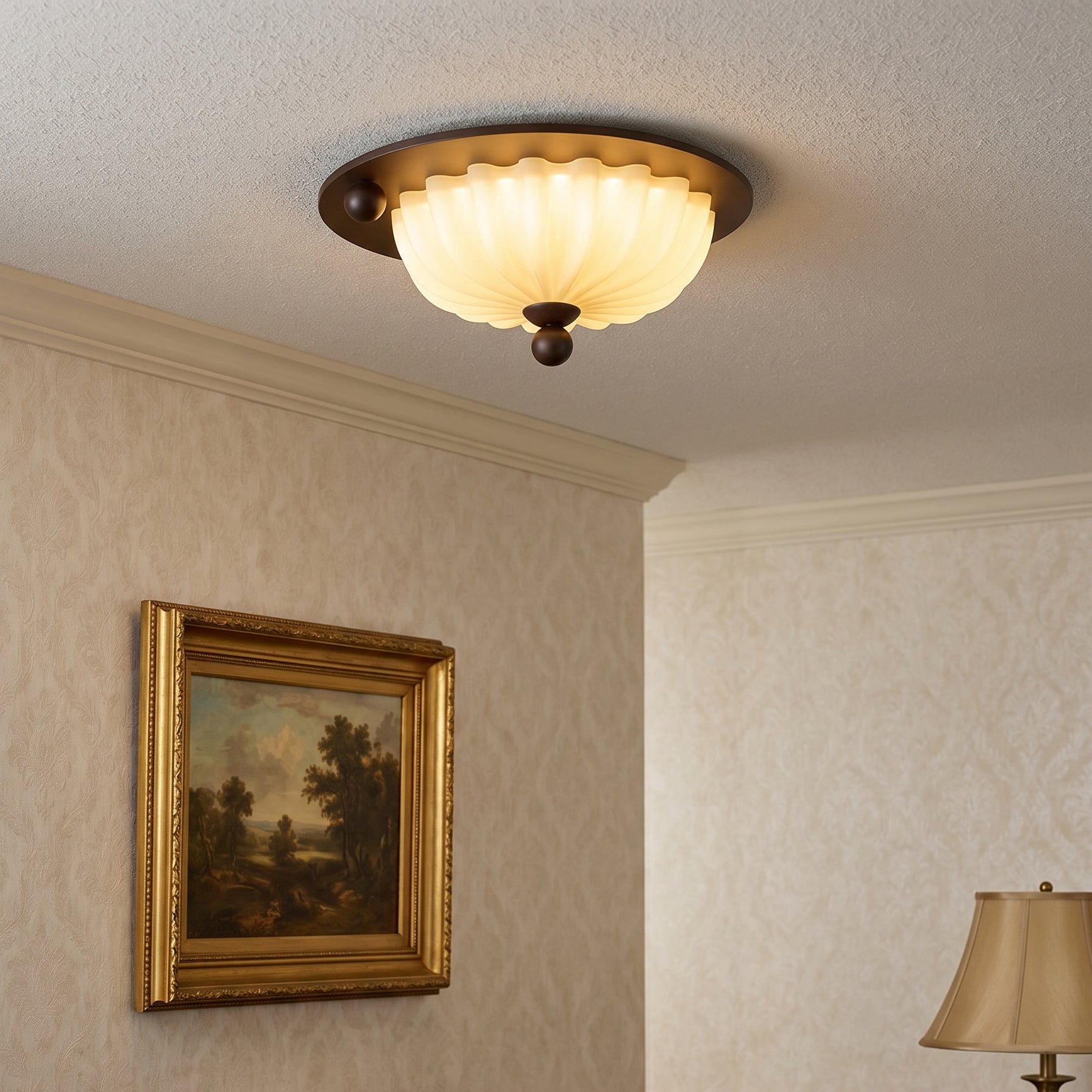 Plafondlamp van geribbeld glas met houtlook aan het plafond