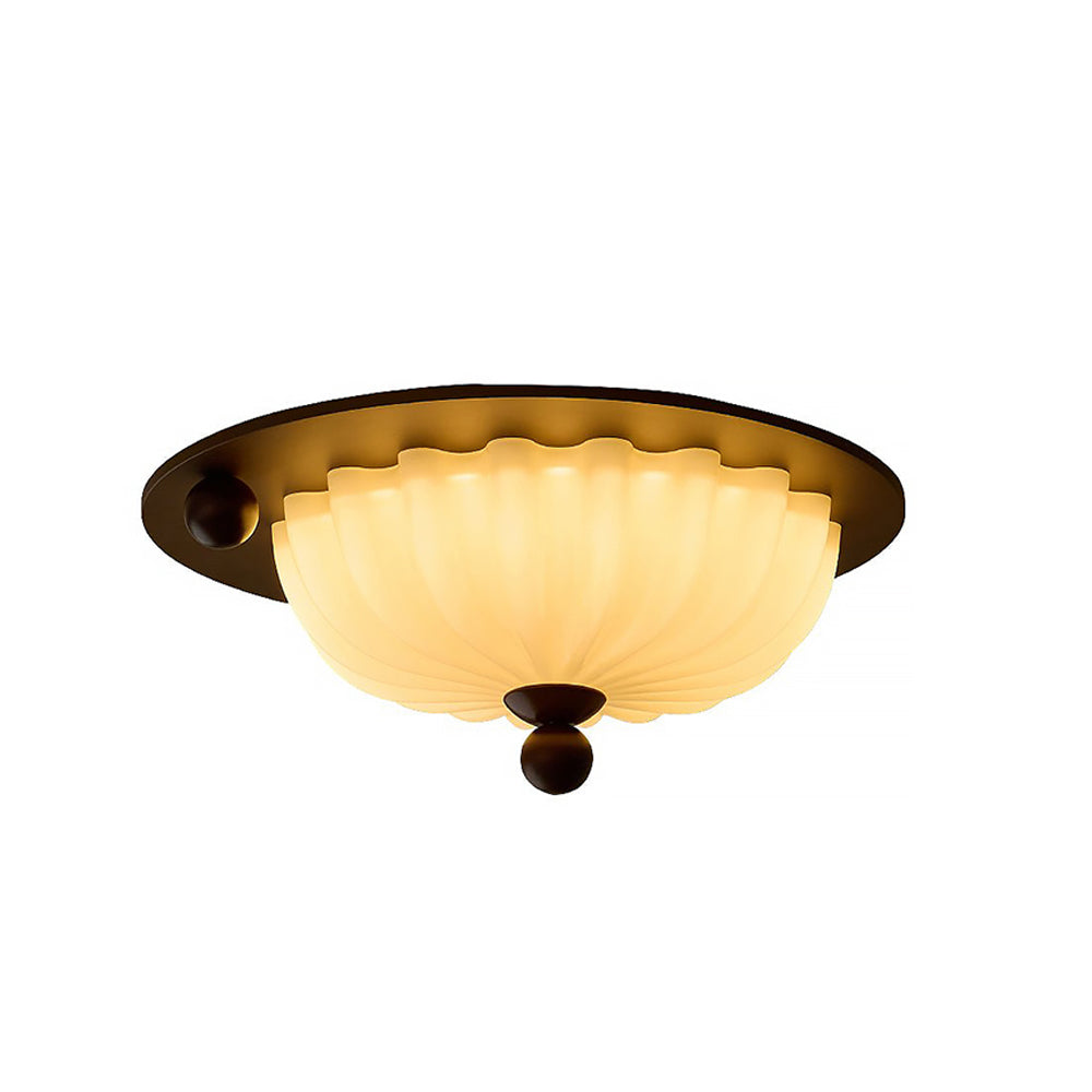 Plafondlamp met geribbeld glas en houtlook gezien van voren