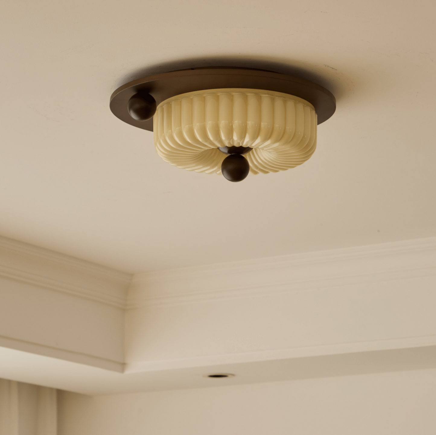 sfeervolle plafondlamp met geribbeld glas in een interieur