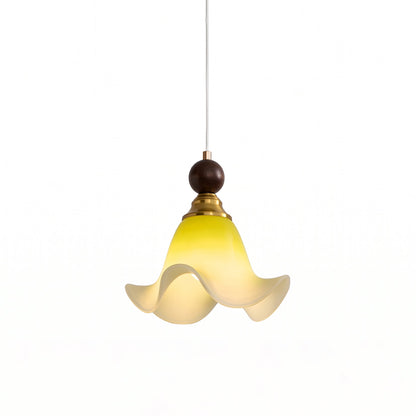 Hanglamp van hout en acryl met golvende kap in modern ontwerp