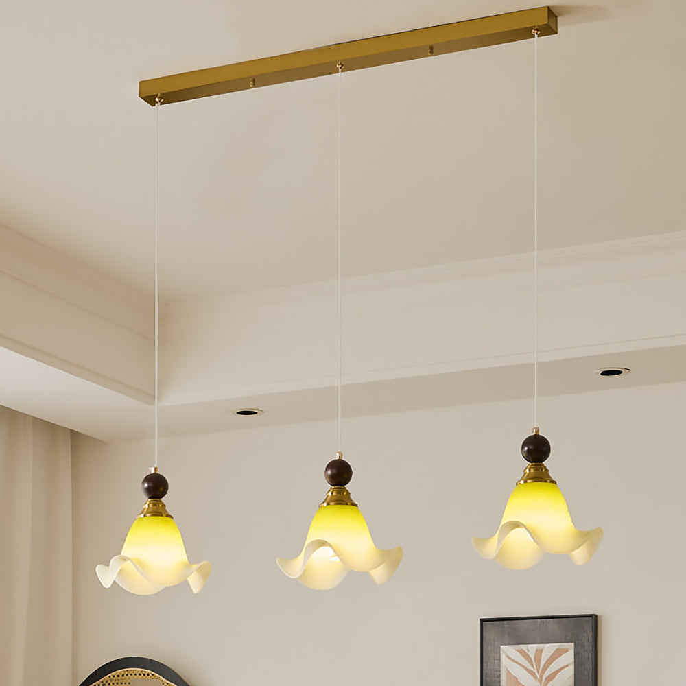 Houten hanglamp met acryl kap hangend boven een tafel