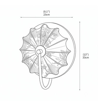 Detail van de walnoothouten basis van de wandlamp met stoffen kap