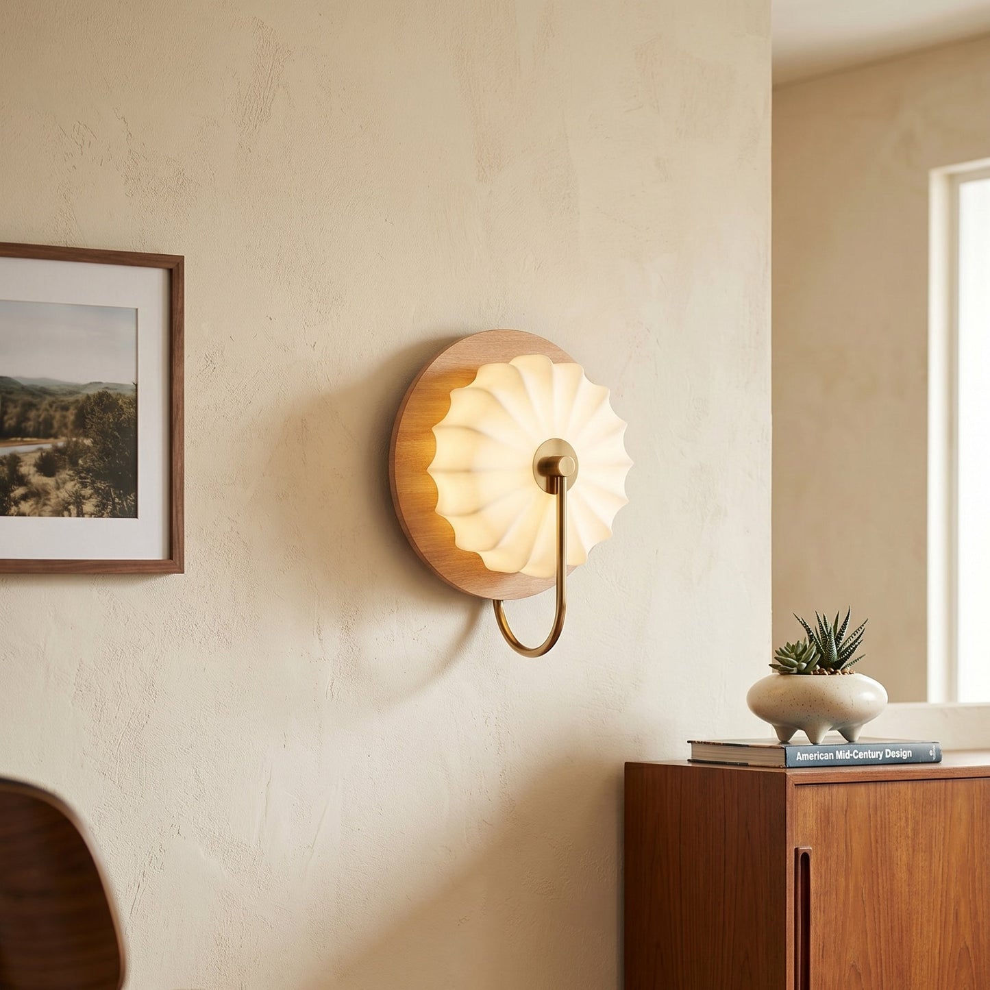 wandlamp met stoffen kap in een modern interieur naast een bed