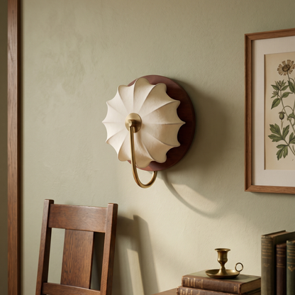 Wandlamp met walnoothouten basis en zachte stoffen kap van dichtbij