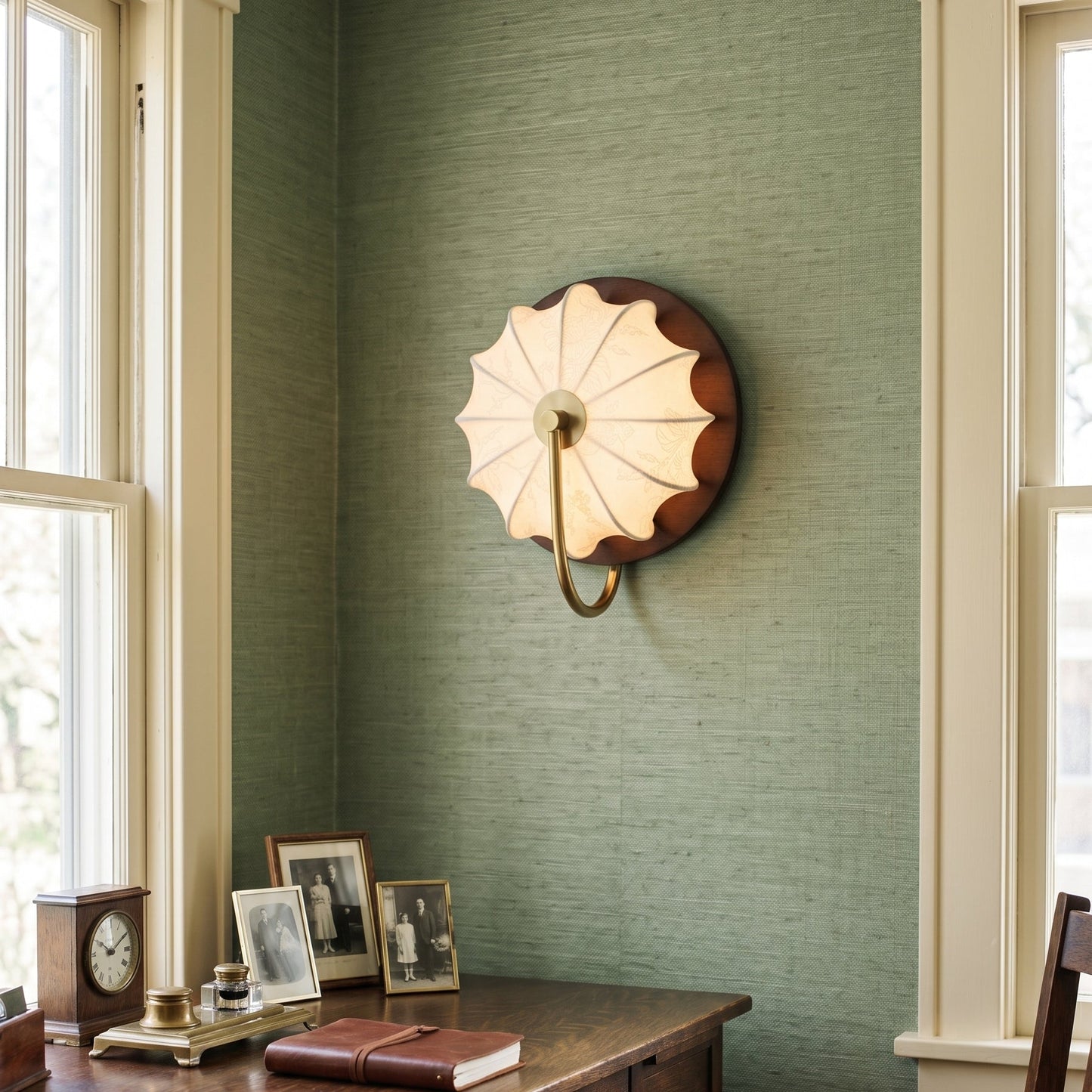 wandlamp met stoffen kap gemonteerd aan de muur in de woonkamer