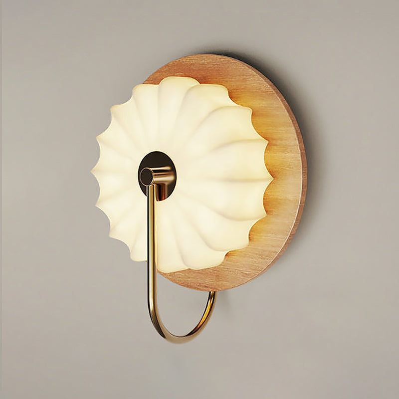 wandlamp met stoffen kap en walnoothouten basis