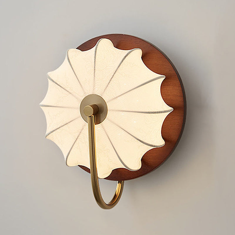 wandlamp met stoffen kap en walnoothouten basis