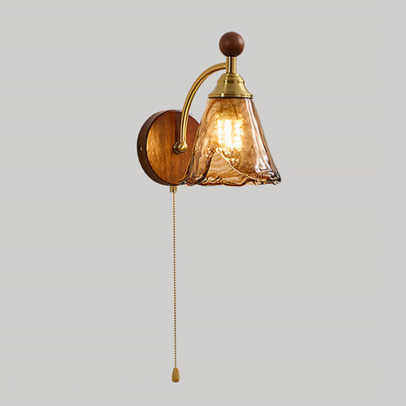 wandlamp met amber glazen bloemkap
