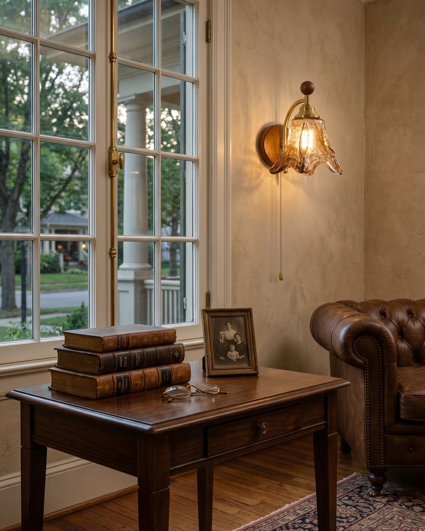 amber glazen wandlamp als sfeerverlichting in interieur