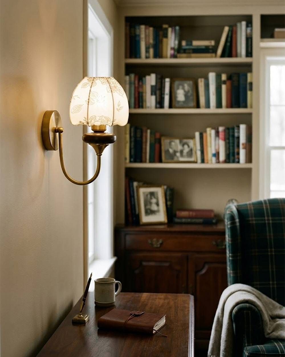 Stijlvolle wandlamp met stoffen kap en houten afwerking in interieur
