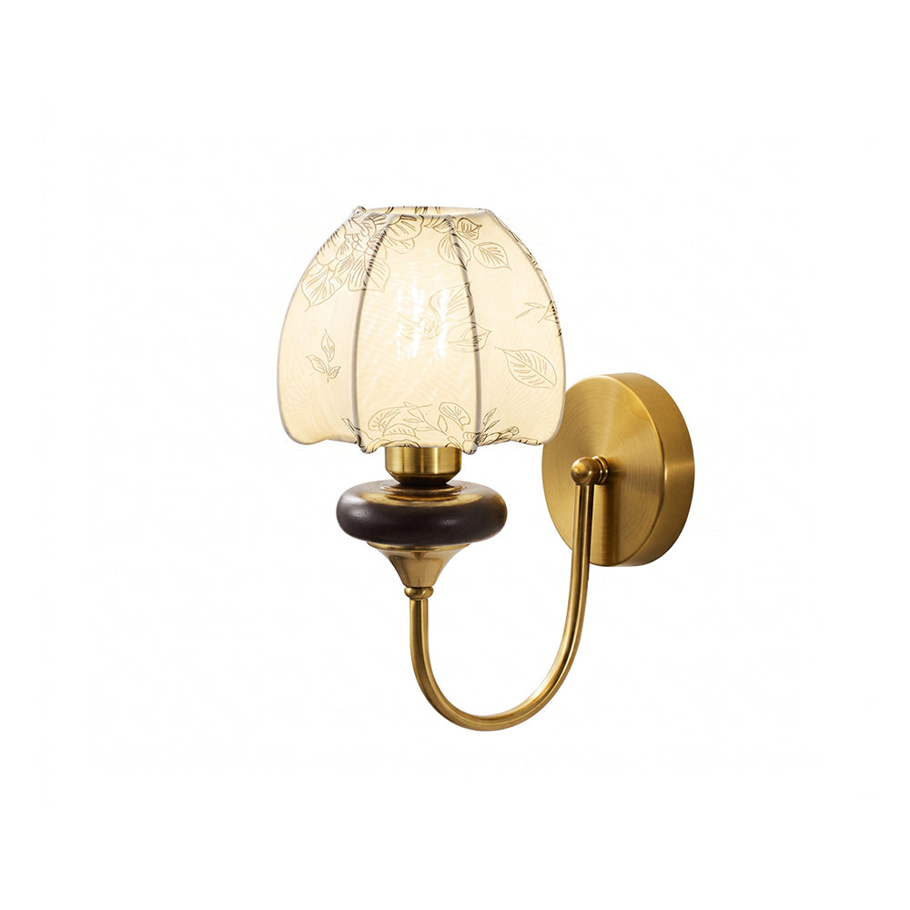 Wandlamp met stoffen kap en houten afwerking aan een lichte muur