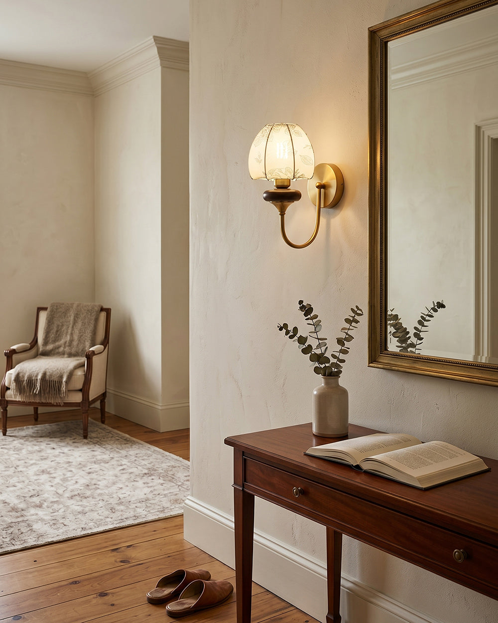 zijaanzicht van de wandlamp met houten afwerking en stoffen kap