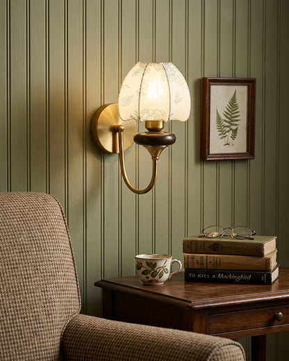 Wandlamp met stoffen kap gemonteerd aan de muur in de woonkamer