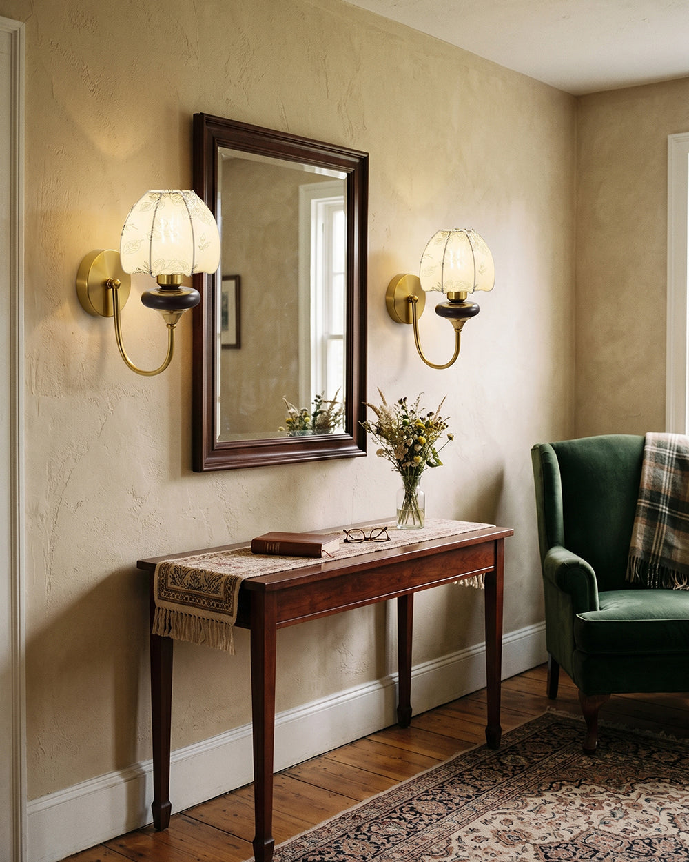 Elegante muurverlichting met houten arm en stoffen lampenkap
